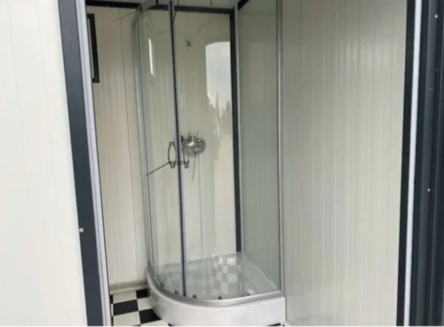 Sanitärcontainer 4 x 2 m mit Dusche und Doppel-WC – komplett ausgestatteter WC-Duschcontainer